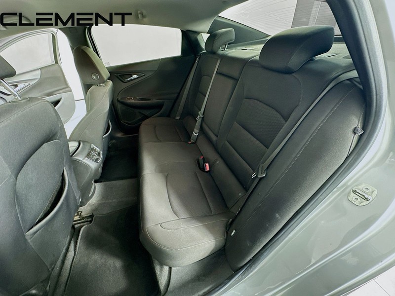 Chevrolet Malibu Vehicle Full-screen Gallery Image 30