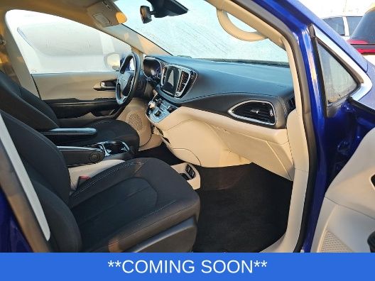 Chrysler Pacifica Vehicle Image 03