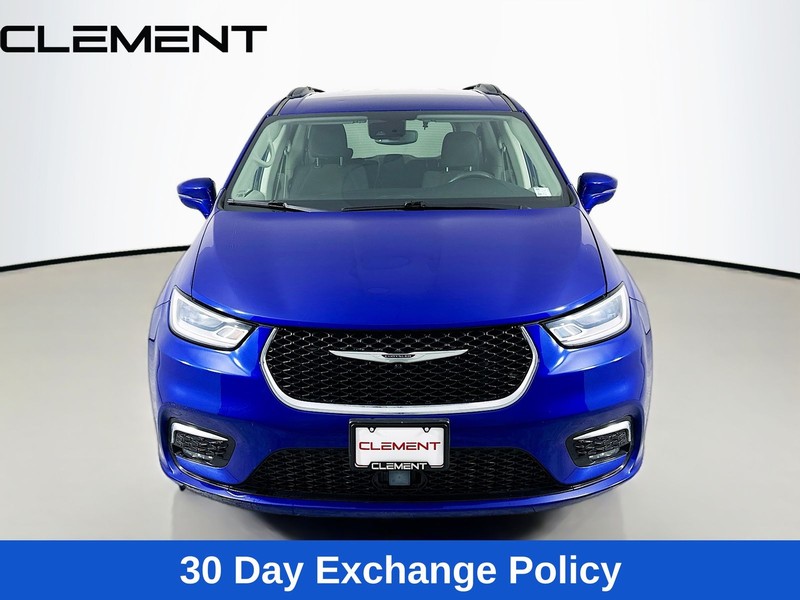 Chrysler Pacifica Vehicle Full-screen Gallery Image 3