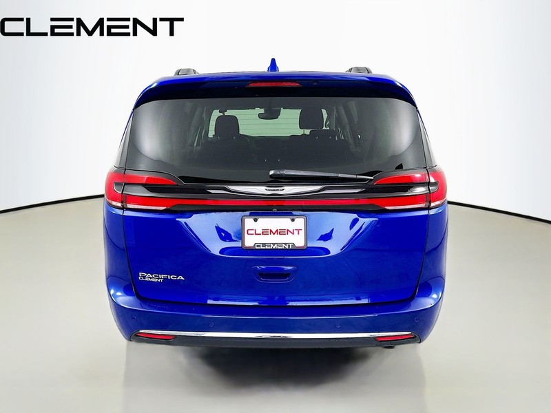 Chrysler Pacifica Vehicle Full-screen Gallery Image 7