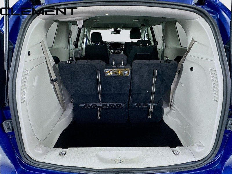 Chrysler Pacifica Vehicle Full-screen Gallery Image 10