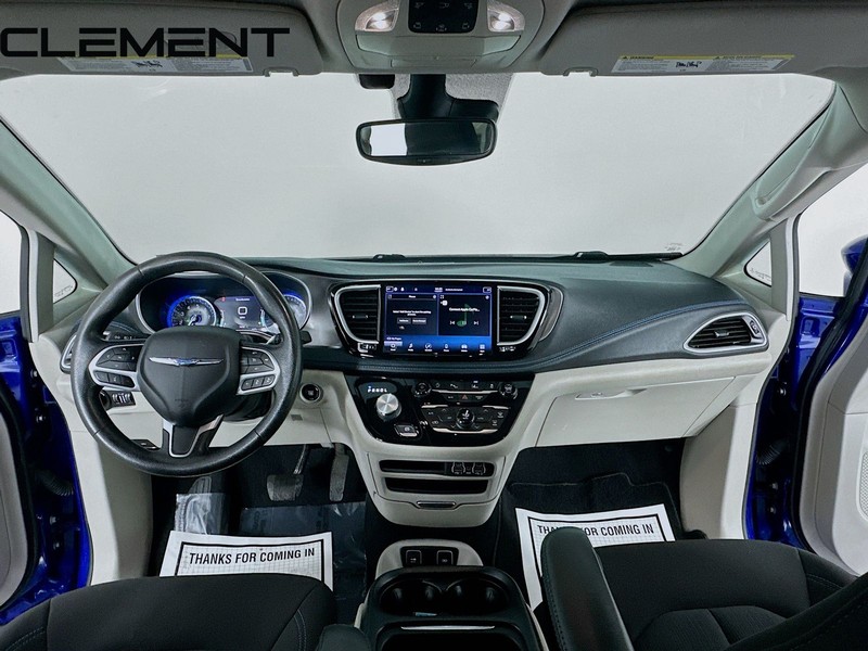 Chrysler Pacifica Vehicle Full-screen Gallery Image 11