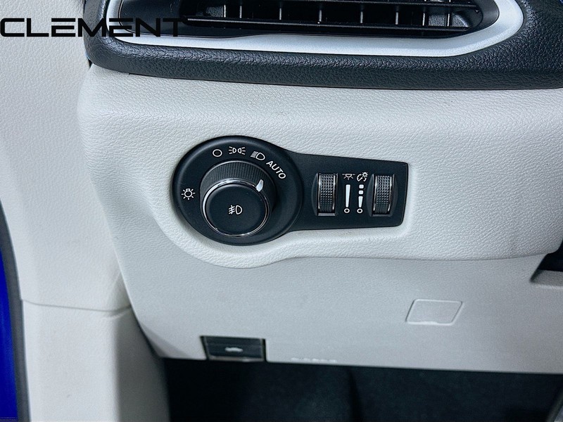 Chrysler Pacifica Vehicle Full-screen Gallery Image 12