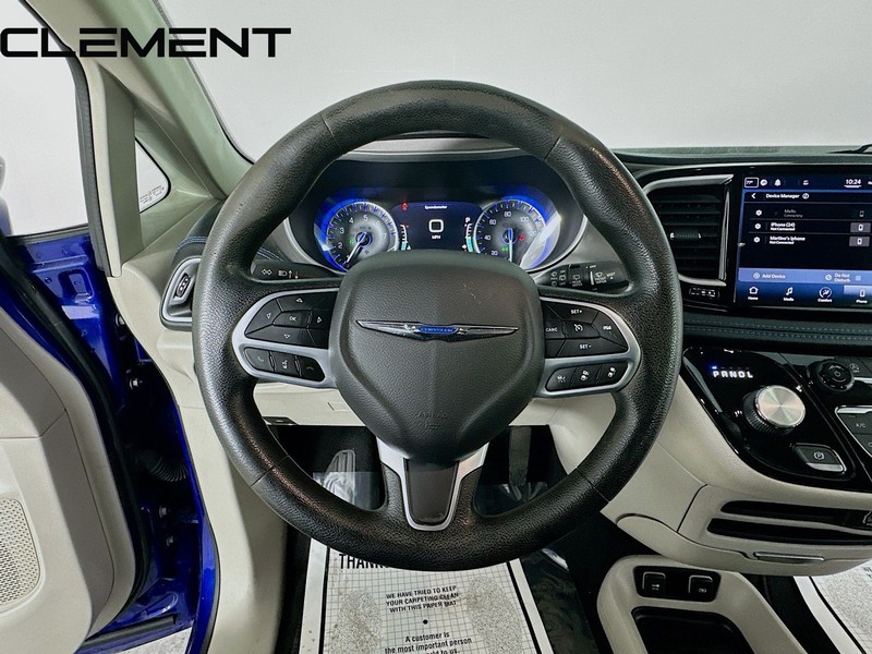 Chrysler Pacifica Vehicle Full-screen Gallery Image 13