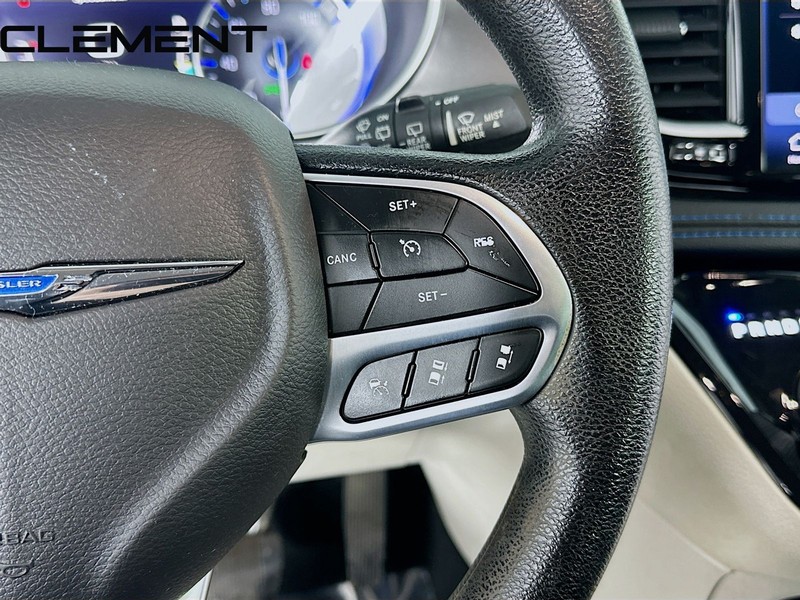 Chrysler Pacifica Vehicle Full-screen Gallery Image 15