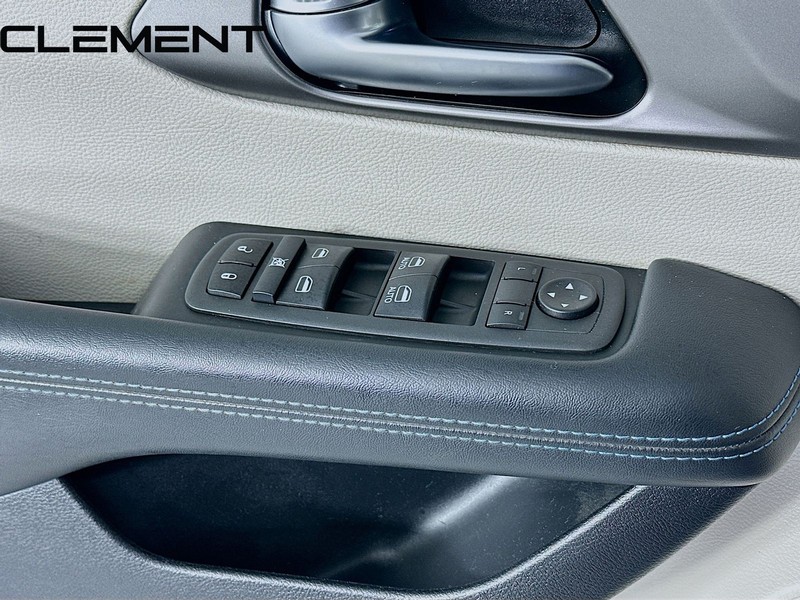 Chrysler Pacifica Vehicle Full-screen Gallery Image 22