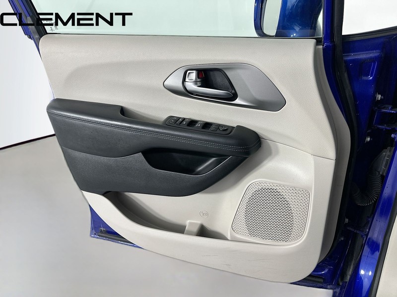 Chrysler Pacifica Vehicle Full-screen Gallery Image 23