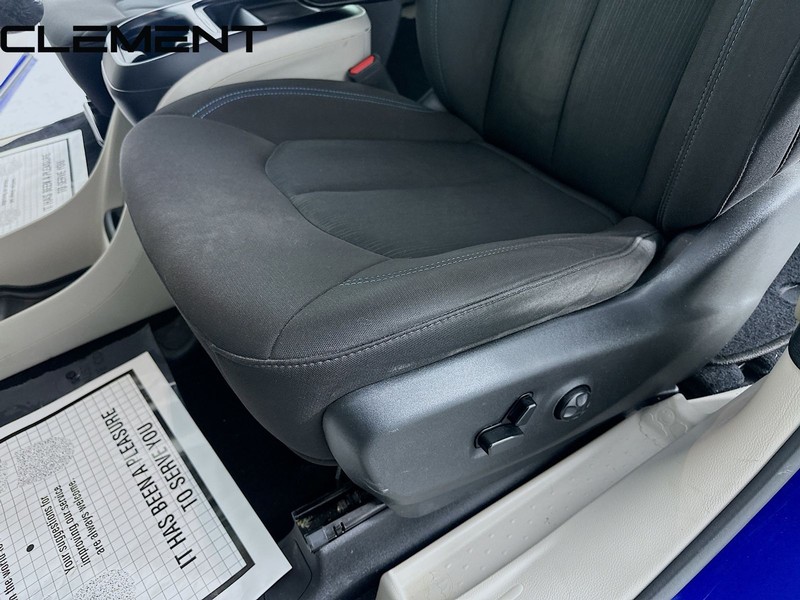 Chrysler Pacifica Vehicle Full-screen Gallery Image 24