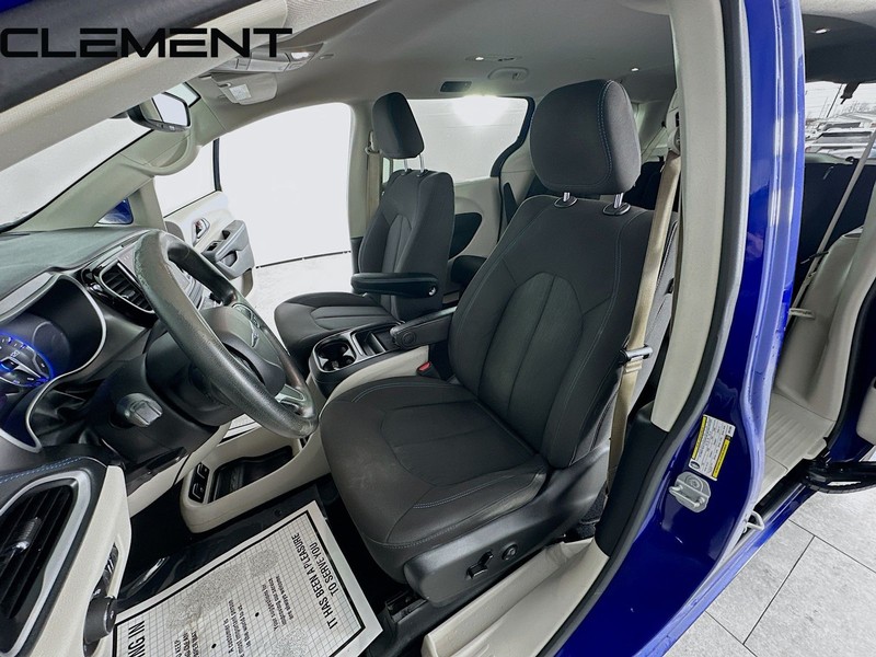 Chrysler Pacifica Vehicle Full-screen Gallery Image 25