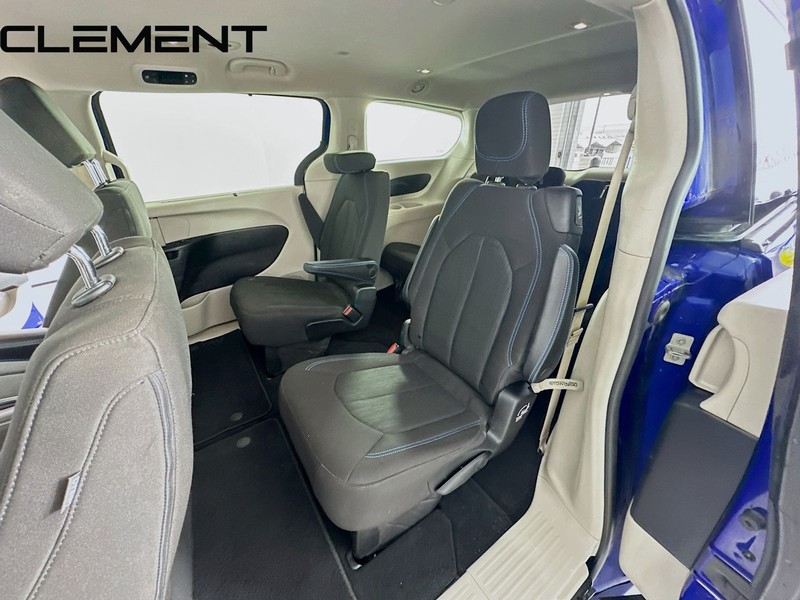 Chrysler Pacifica Vehicle Full-screen Gallery Image 27