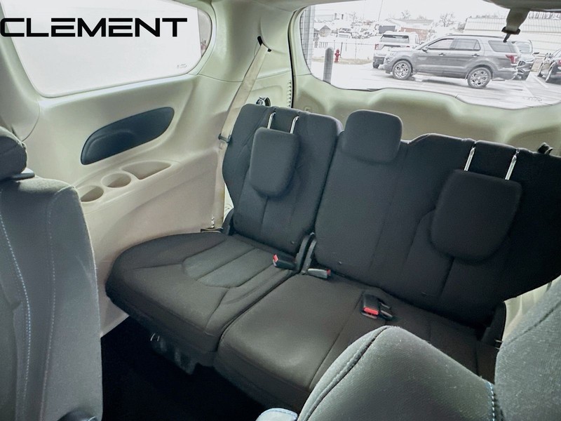 Chrysler Pacifica Vehicle Full-screen Gallery Image 28