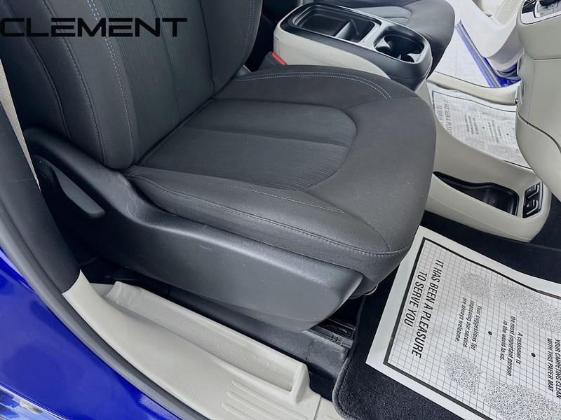 Chrysler Pacifica Vehicle Full-screen Gallery Image 30