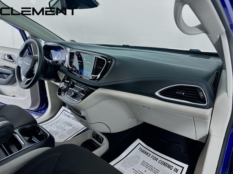 Chrysler Pacifica Vehicle Full-screen Gallery Image 32