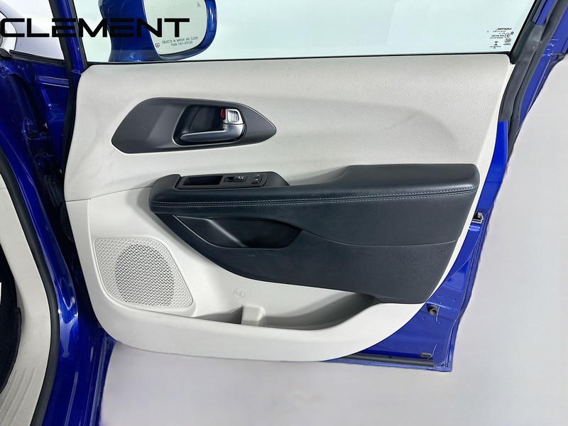 Chrysler Pacifica Vehicle Full-screen Gallery Image 33