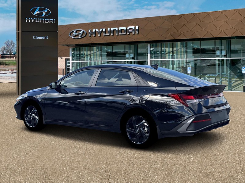 Hyundai Elantra Vehicle Image 04