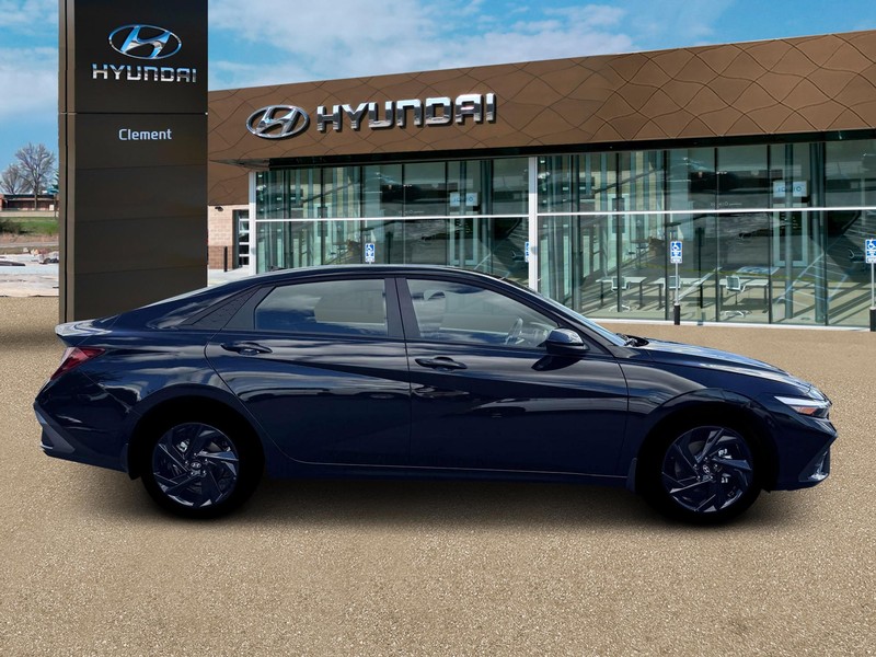 Hyundai Elantra Vehicle Image 09