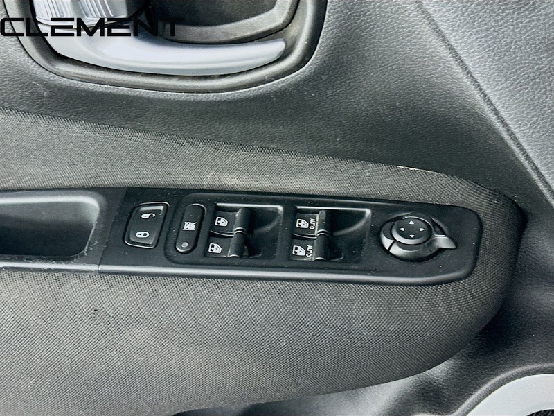 Jeep Renegade Vehicle Image 24