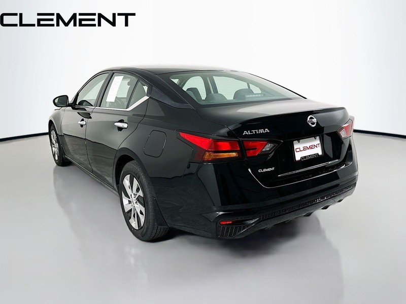 Nissan Altima Vehicle Full-screen Gallery Image 10