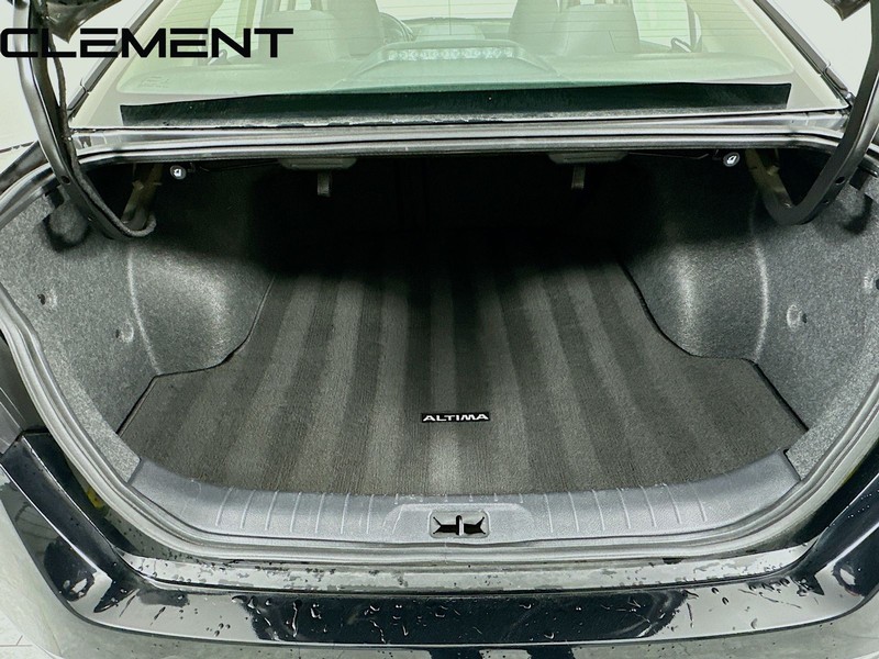 Nissan Altima Vehicle Full-screen Gallery Image 11