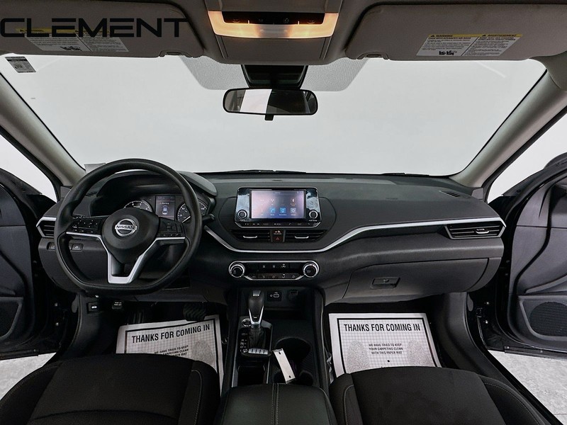 Nissan Altima Vehicle Full-screen Gallery Image 12