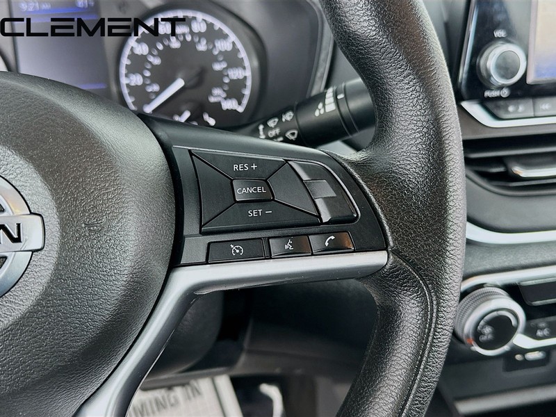 Nissan Altima Vehicle Full-screen Gallery Image 17