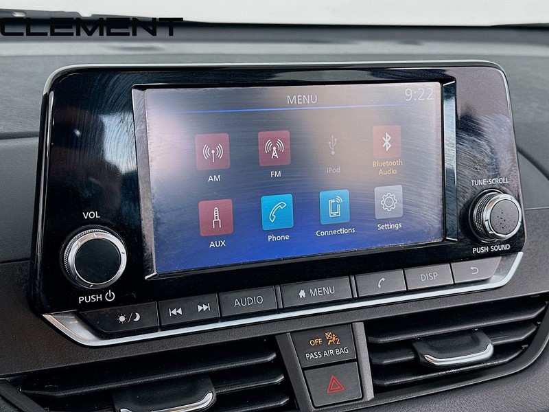 Nissan Altima Vehicle Full-screen Gallery Image 19