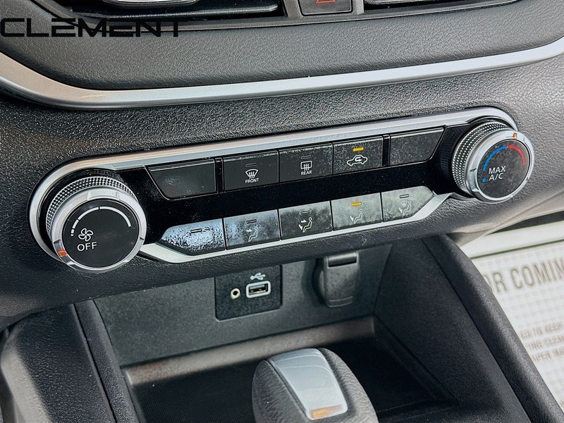 Nissan Altima Vehicle Full-screen Gallery Image 22