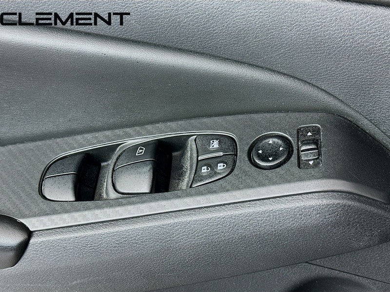 Nissan Altima Vehicle Full-screen Gallery Image 24