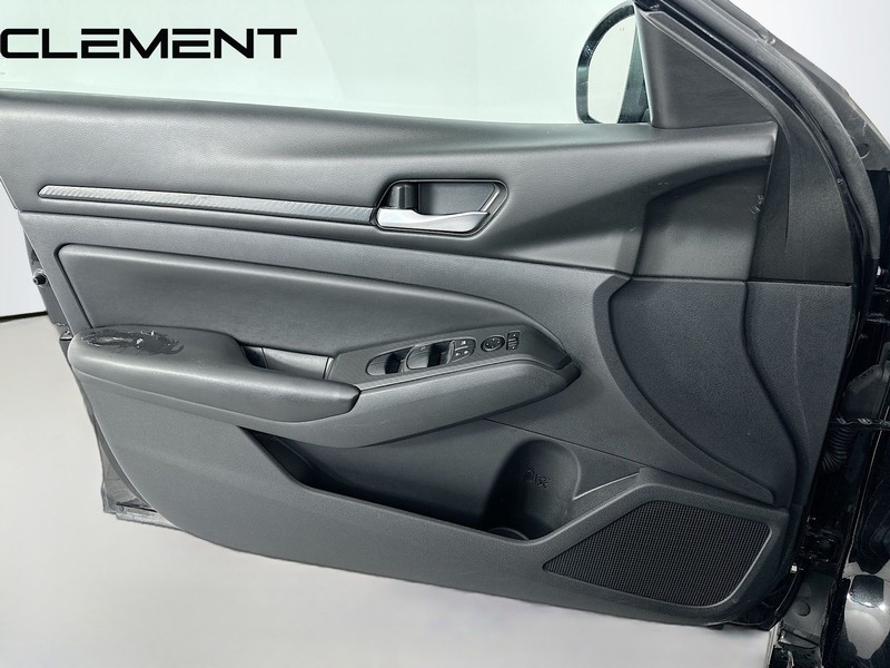 Nissan Altima Vehicle Full-screen Gallery Image 25