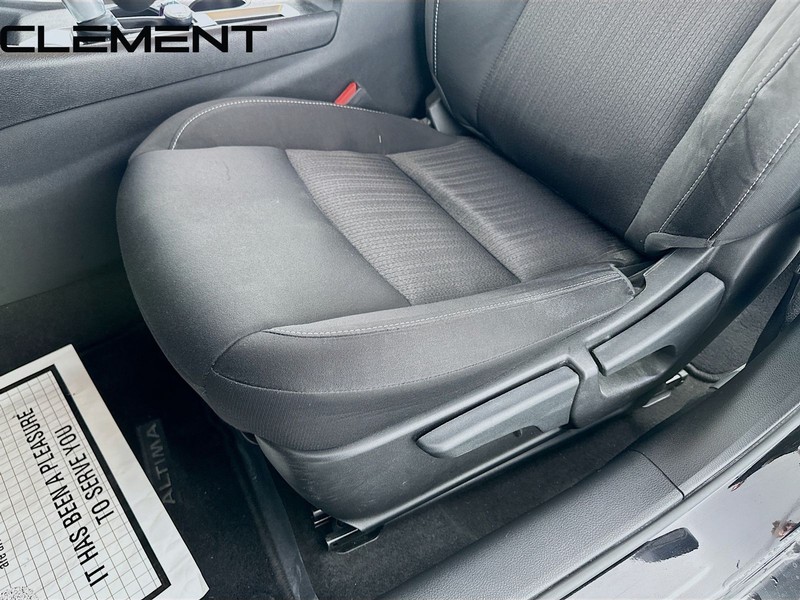 Nissan Altima Vehicle Full-screen Gallery Image 27