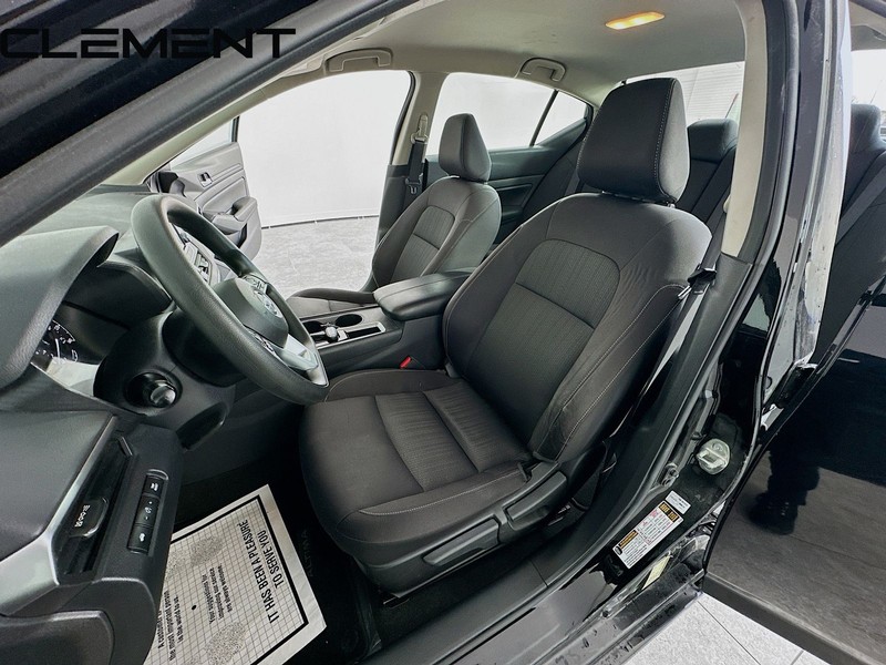 Nissan Altima Vehicle Full-screen Gallery Image 28