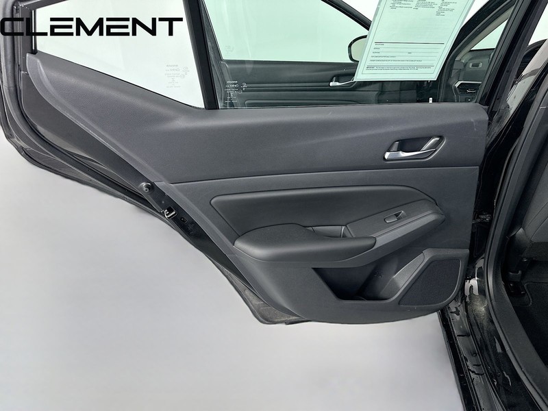 Nissan Altima Vehicle Full-screen Gallery Image 29