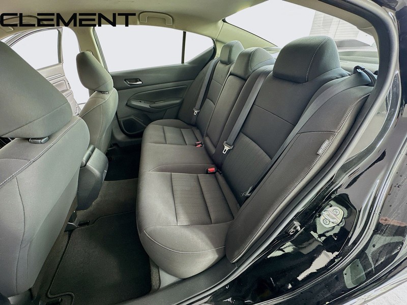 Nissan Altima Vehicle Full-screen Gallery Image 30