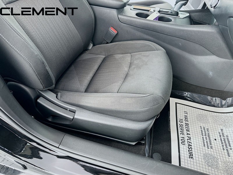 Nissan Altima Vehicle Full-screen Gallery Image 32