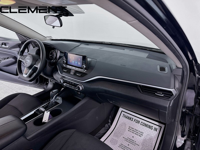 Nissan Altima Vehicle Full-screen Gallery Image 33