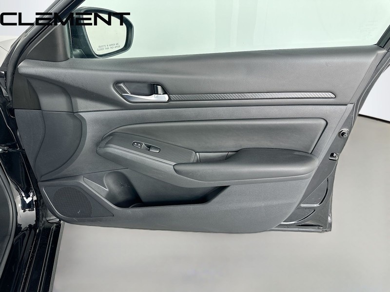 Nissan Altima Vehicle Full-screen Gallery Image 34