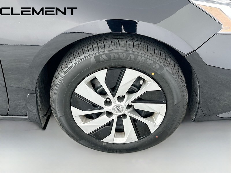 Nissan Altima Vehicle Full-screen Gallery Image 35