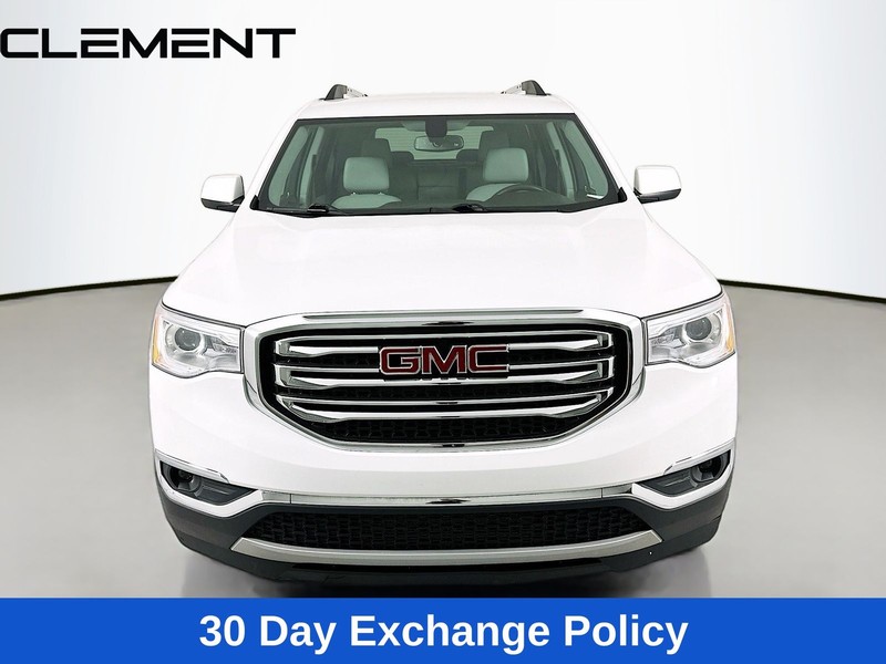 GMC Acadia Vehicle Full-screen Gallery Image 3