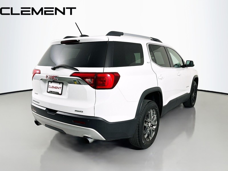 GMC Acadia Vehicle Full-screen Gallery Image 7