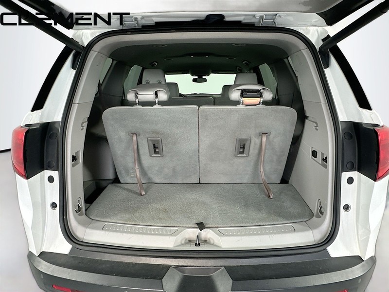 GMC Acadia Vehicle Full-screen Gallery Image 11