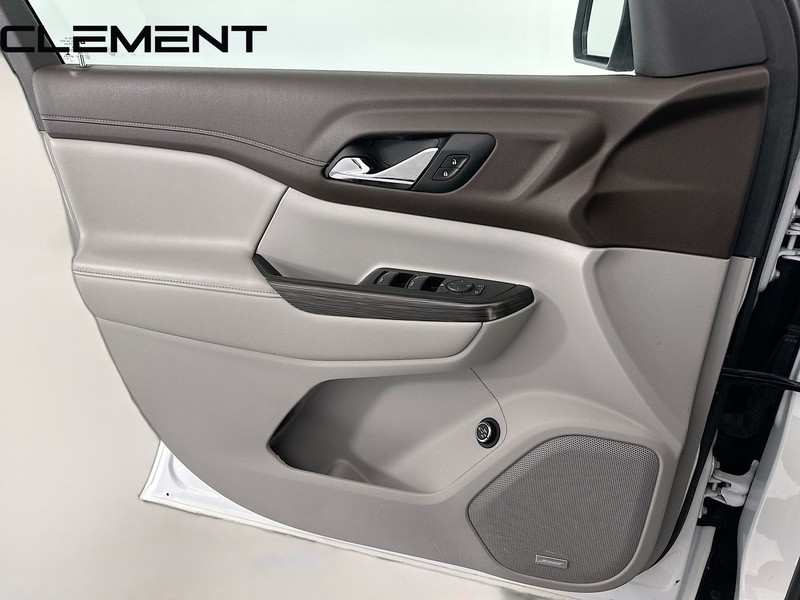 GMC Acadia Vehicle Full-screen Gallery Image 28