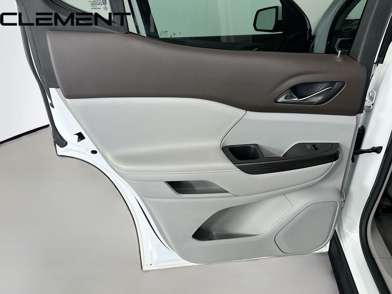 GMC Acadia Vehicle Full-screen Gallery Image 32