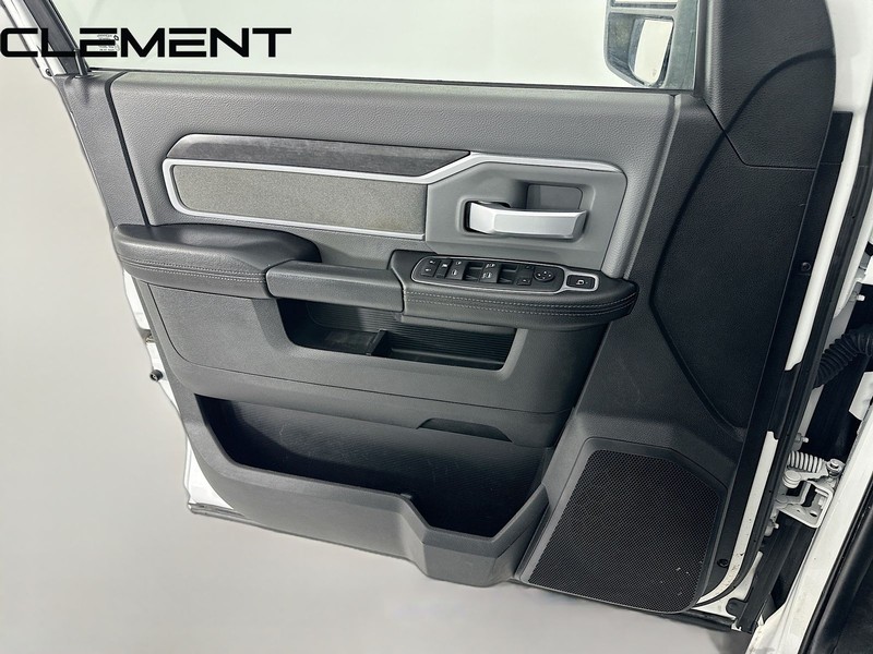 Ram 2500 Vehicle Full-screen Gallery Image 25