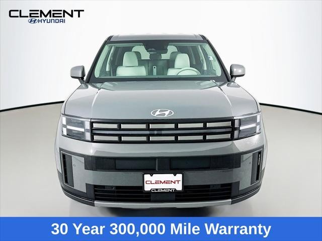 Hyundai Santa Fe Vehicle Full-screen Gallery Image 2