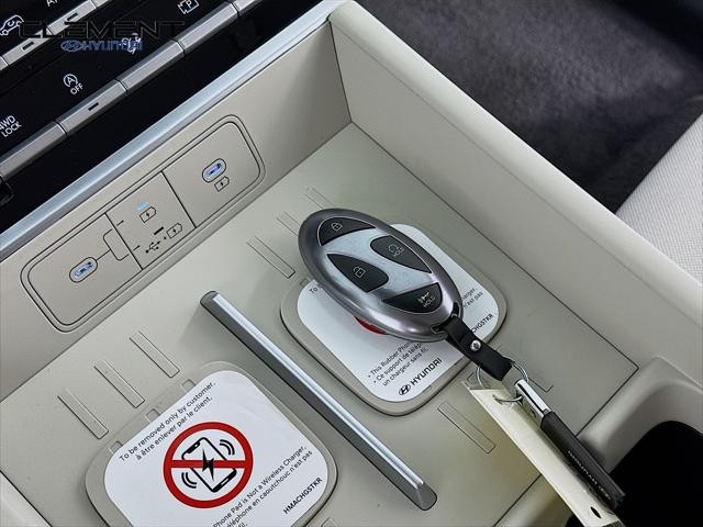 Hyundai Santa Fe Vehicle Full-screen Gallery Image 20