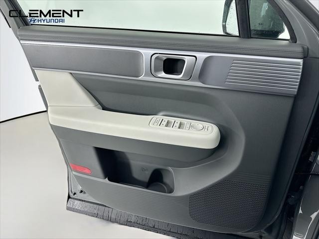 Hyundai Santa Fe Vehicle Full-screen Gallery Image 22