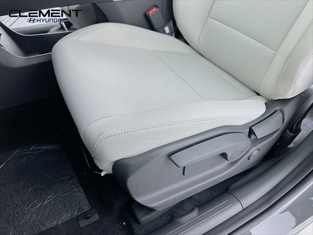 Hyundai Santa Fe Vehicle Full-screen Gallery Image 23