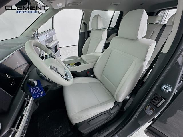 Hyundai Santa Fe Vehicle Full-screen Gallery Image 24