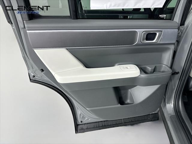 Hyundai Santa Fe Vehicle Full-screen Gallery Image 25