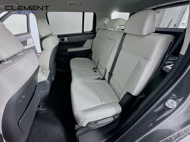 Hyundai Santa Fe Vehicle Full-screen Gallery Image 26